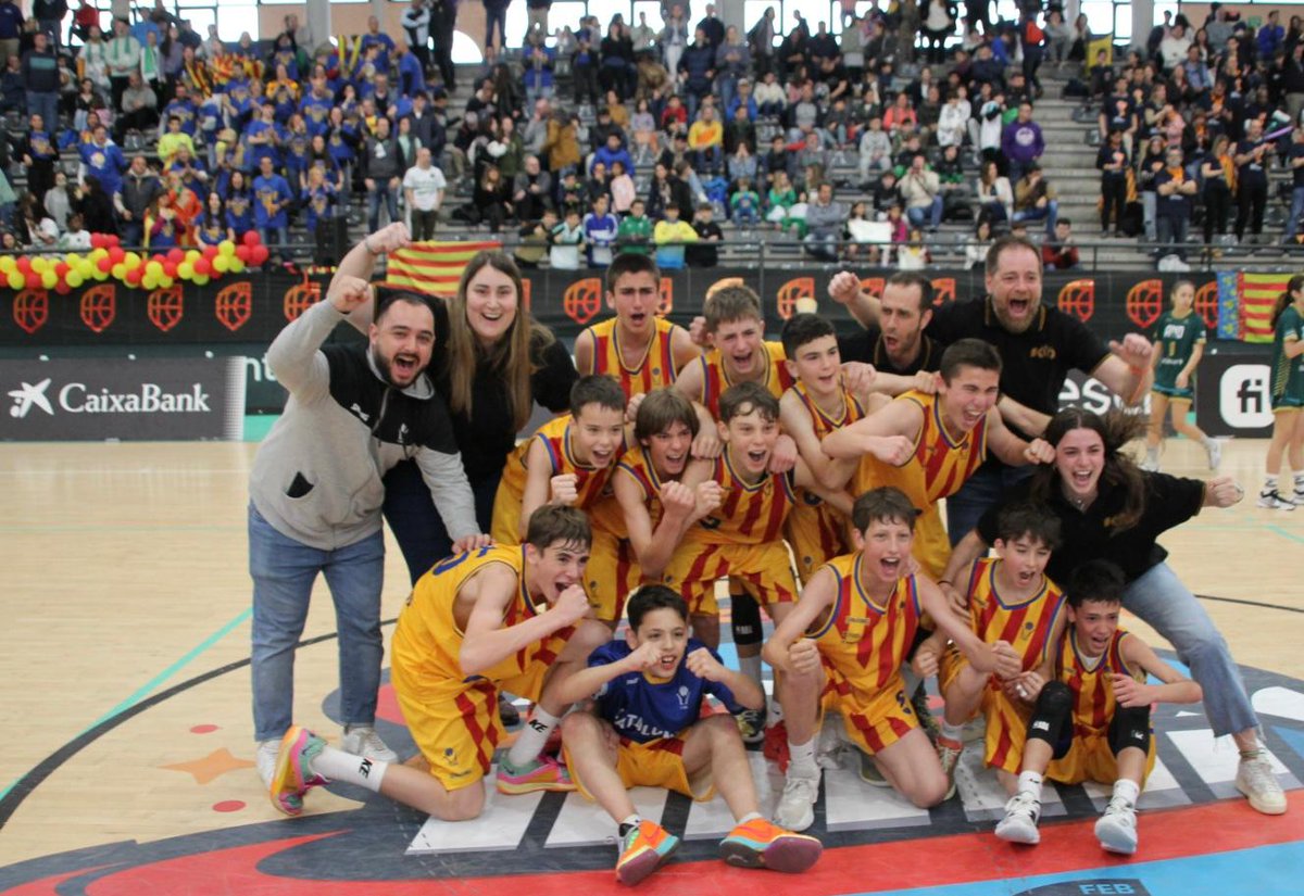 FCBQtecnic's tweet photo. SELECCIONS | 🏀US HO MEREIXEU‼️    
El camí ha estat llarg i no l'heu fet sols però la medalla d'or i SOBRETOT l'experiència viscuda ja no us la treu ningú. FELICITATS! Ara, a seguir fent passes
📷D. Jovellar  
#PlanetaMini2024 #CatalunyaBQ https://t.co/o65XudSNQy