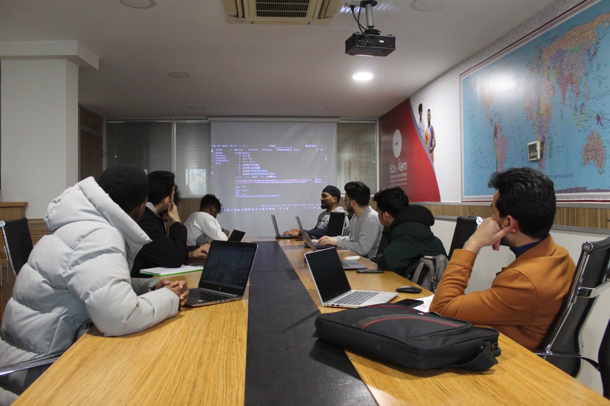 bizbirmilletiz's tweet image. "Python Eğitimi'nde değişkenlerin önemi ve kullanımı vurgulandı. Temel kavramlar öğrenildi ve pratik örneklerle güçlendirildi. Değişken tanımlama, değer atama ve farklı veri türleri ele alındı. #Python #Programlama #Değişkenler"