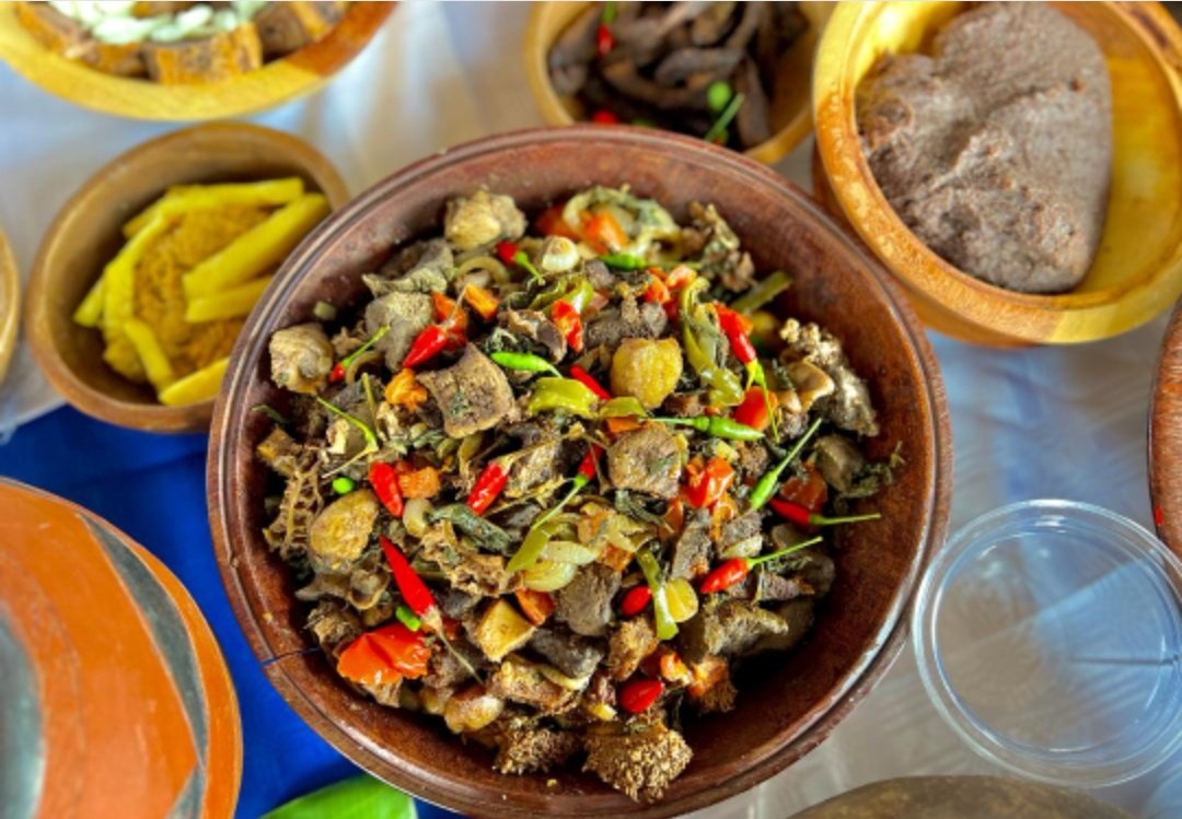 ZtaUpdates's tweet photo. The Deputy Minister of @MOTHI_ZIMBABWE Hon. Tongai Mafidi Mnangagwa emphasized the importance of integrating traditional foods in restaurants, hotels & at social gatherings. This approach aims to enhance gastronomy tourism, nurturing our culture whilst promoting local culinary heritage.
#GastronomyTourism
#AmaisCookout
#FoodTourism
#ZimBho👍
#VisitZimbabwe