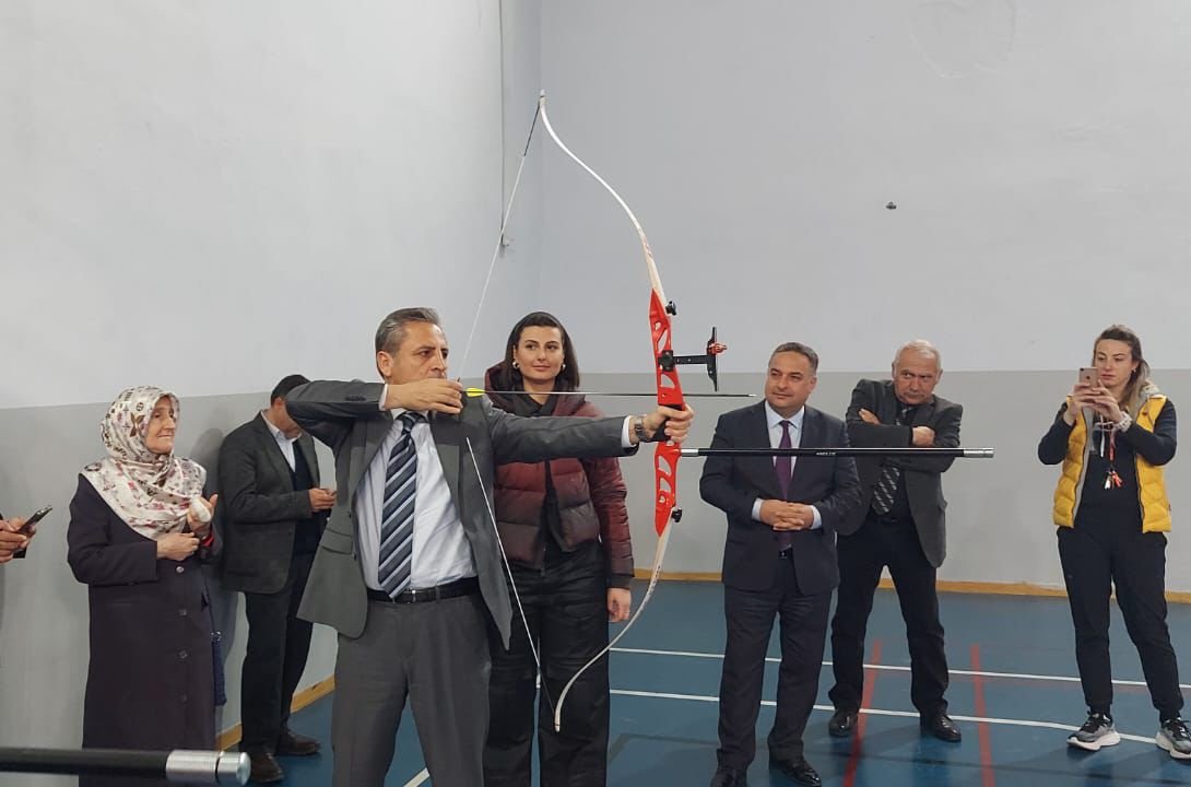 İstanbul Valiliğimizin koordinasyonunda yürütülen'Okul Spor Kulüpleri' projesi kapsamında geleneksel sporlarımızdan okçuluk spor malzemelerini okullarımıza dağıttık Amacımız öğrencilerimizi sporla buluşturmak Destekleri için Sayın Valimize şükranlarımızı arz ediyoruz