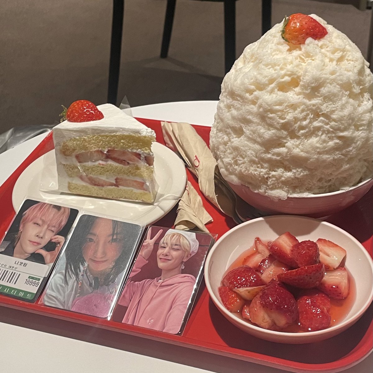 📍합정 피오니

딸기빙수와딸기케이크가맛잇어요🍓🍰

#데일리이나
#아기빵_크림채워
#니코야_여기chill해