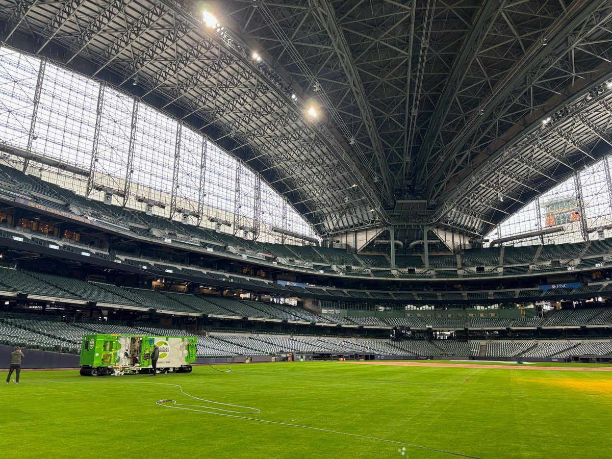 GrassmaxSystems's tweet photo. GrassMax hybrid grass stitching at Milwaukee Brewers' American Family Field and Arsenal FC's Sobha Realty Training Centre in London Colney, the kick-off of what's announcing to be a very busy GrassMax season. 
#technology
#hybridgrass
#HybridPitch
#groundsmen
#grassfield
#stadium https://t.co/z3gAkKPtMb
