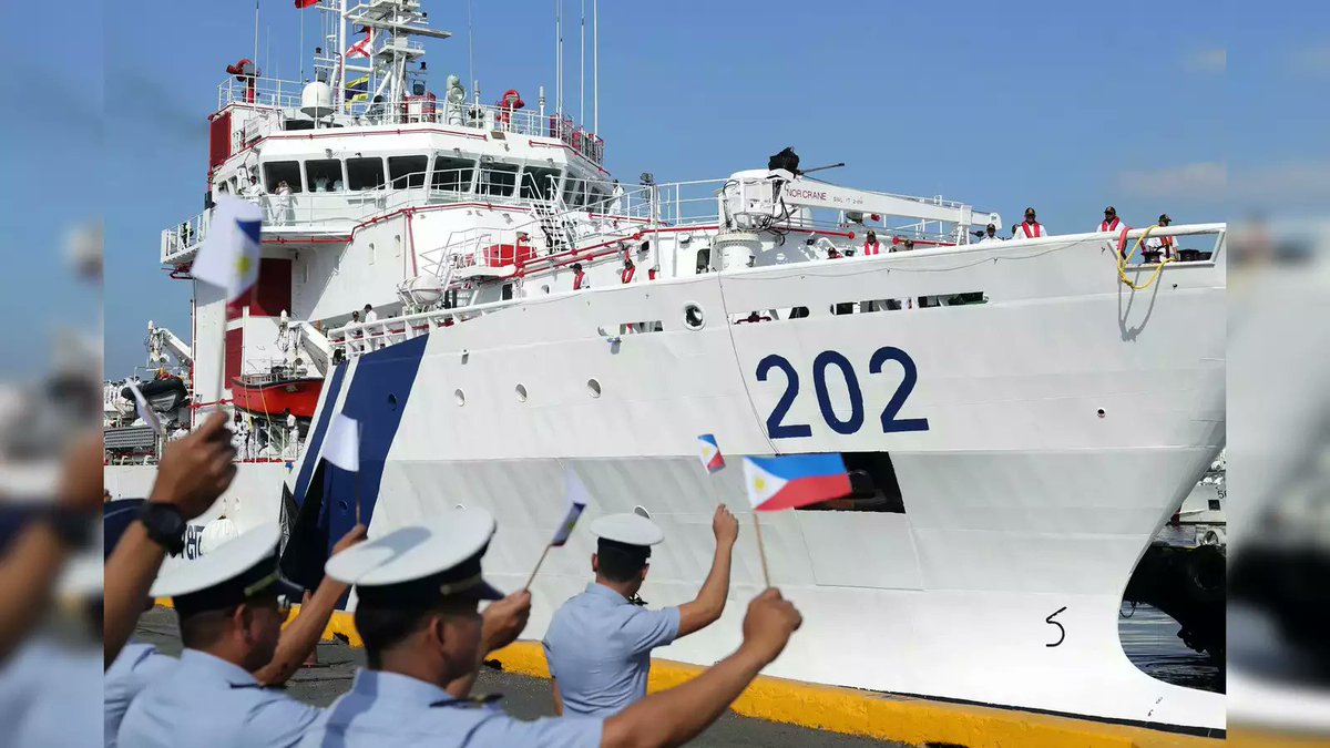 The US & #Japan are not the only countries seeking closer ties with #Philippines. India has also joined the league. Amid the tensions in the #SouthChinaSea, an Indian Coast Guard ship, ICG Samudra Pehredar has docked at Manila in a veiled signal to China. @alessionaval 1/2