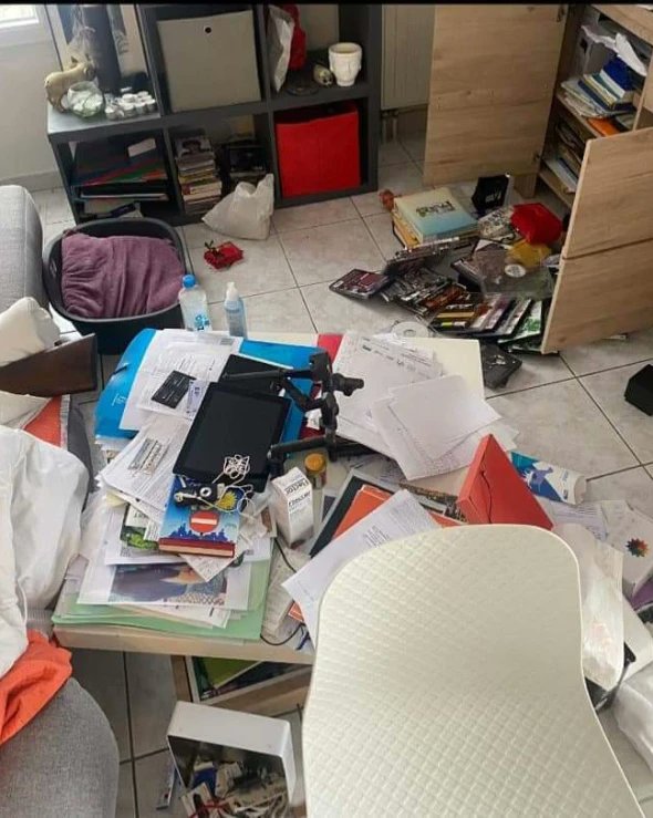 𝗥𝗔𝗦𝗦𝗘𝗠𝗕𝗟𝗘𝗠𝗘𝗡𝗧 𝗔 𝟭𝟴𝗛 𝗔 𝗕𝗔𝗦𝗧𝗜𝗔
Notre ami et militant Stéphane Ori a été arrêté par la SDAT à Bastia, hier.
La porte de son appartement a été cassée et sa compagne et ses enfants ont été séquestrés dans une chambre, jusqu'à 15h, durant la perquisition.