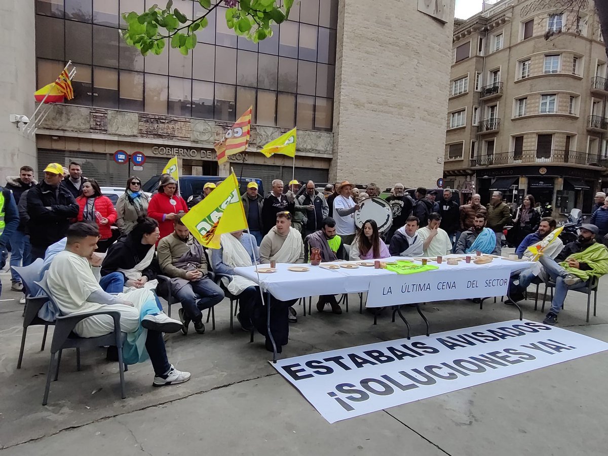 'La última cena del sector' Los jóvenes de UAGA protestan frente a la Consejería de Agricultura