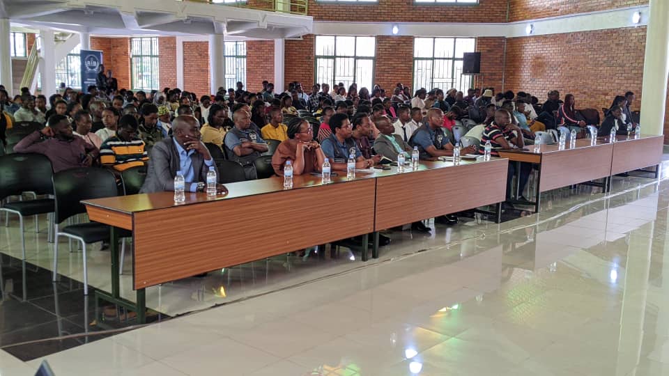 UNILAK_LSS's tweet photo. Akakanya perezida wa #UNILAKLSS, ayoboye ikiganiro (panel) kirimo: @Rwandapolice, #NYC, inama y'igihugu y'abagore n'uhagarariye amashuri yisumbuye mu karere ka @NyanzaDistrict. Iki kiganiro kiri kwibanda ku ruhare rw'izo nzego mu kurwanya ihohoterwa rishingiye ku gitsina https://t.co/X2fqnLpwSY