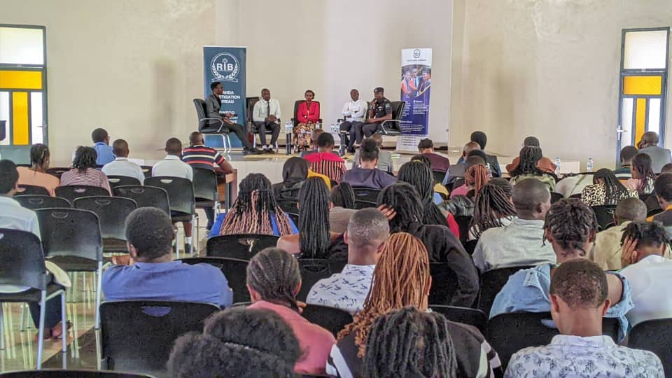 UNILAK_LSS's tweet photo. Akakanya perezida wa #UNILAKLSS, ayoboye ikiganiro (panel) kirimo: @Rwandapolice, #NYC, inama y'igihugu y'abagore n'uhagarariye amashuri yisumbuye mu karere ka @NyanzaDistrict. Iki kiganiro kiri kwibanda ku ruhare rw'izo nzego mu kurwanya ihohoterwa rishingiye ku gitsina https://t.co/X2fqnLpwSY