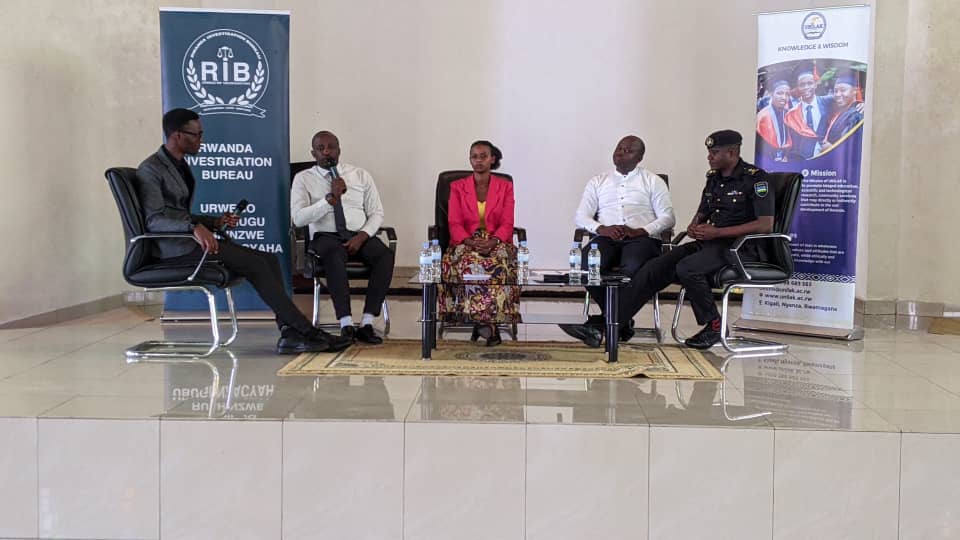 UNILAK_LSS's tweet photo. Akakanya perezida wa #UNILAKLSS, ayoboye ikiganiro (panel) kirimo: @Rwandapolice, #NYC, inama y'igihugu y'abagore n'uhagarariye amashuri yisumbuye mu karere ka @NyanzaDistrict. Iki kiganiro kiri kwibanda ku ruhare rw'izo nzego mu kurwanya ihohoterwa rishingiye ku gitsina https://t.co/X2fqnLpwSY