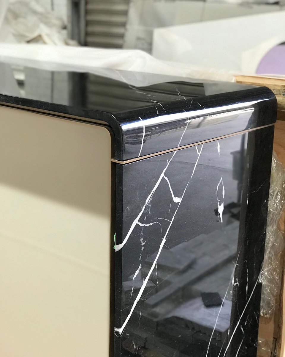 GMI_Stonework's tweet photo. A bespoke bar with curved ends made out of 20mm slabs and metal trim inserts. Definitely bending nature to our clients' designs.#interiordesign #interiors #design #interiorarchitecture #neromarquinagmi #naturalstone #marble #furniture #gmi #gmistonework #onyx #gemstone #london https://t.co/G6pRyATkoM
