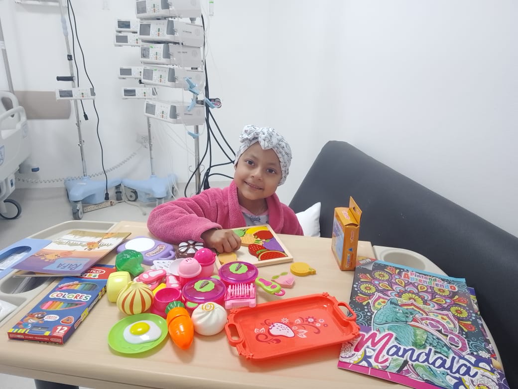 PaolaSmith2812's tweet photo. Ya con su trasplante de médula fue dada de alta con la Bendición de Dios Valiente Camilita 🙌🏽♥️🎗 agradecezco a quienes siempre están en constante oración por estos pequeños y x el apoyo brindado a mi labor #EnciendeTuFe 🕯♥️ #Orarsiempre 🙌🏽🕯🙌🏽#soylavoluntariaintensa 🙋🏽♀️🕯🙌🏽🎗♥️ https://t.co/Bovxoam5Uh