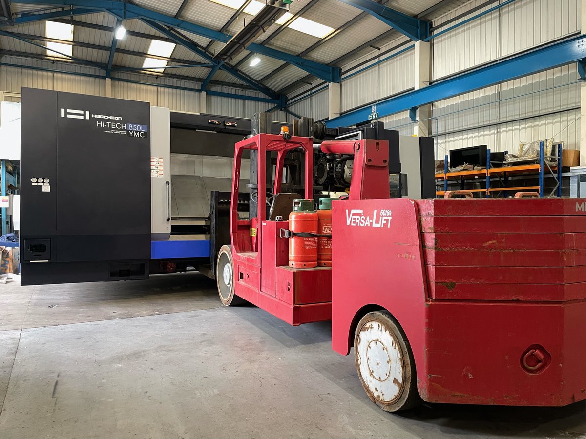 wardhitech's tweet photo. 𝗢𝗻𝗲 𝗼𝗳 𝗼𝘂𝗿 𝗯𝗶𝗴𝗴𝗲𝘀𝘁 𝗺𝗮𝗰𝗵𝗶𝗻𝗲𝘀 𝗶𝗻 𝘀𝘁𝗼𝗰𝗸 𝘁𝗵𝗲 𝗛𝘄𝗮𝗰𝗵𝗲𝗼�� 𝗛𝗶-𝗧𝗲𝗰𝗵 𝟴𝟱𝟬𝗟𝗬𝗠𝗖 𝗯𝗲𝗶𝗻𝗴 𝗹𝗼𝗮𝗱𝗲𝗱 𝘂𝗽 𝗳𝗼𝗿 𝗱𝗲𝗹𝗶𝘃𝗲𝗿𝘆 𝘁𝗼 𝗮 𝘃𝗲𝗿𝘆 𝗵𝗮𝗽𝗽𝘆 𝗰𝘂𝘀𝘁𝗼𝗺𝗲𝗿 𝗶𝗻 𝗛𝘂𝗱𝗱𝗲𝗿𝘀𝗳𝗶𝗲𝗹𝗱 🚛

#cncmachine #ukmachinetools https://t.co/Cpwh22AIdV