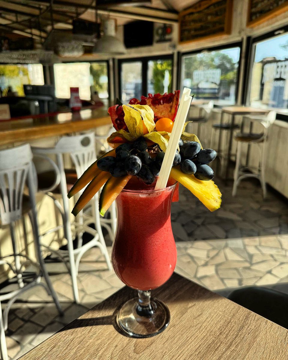 Koktajl - idealne połączenie procentów i rozrywki 🍹🌊 #coctailbarmax #barmax #jastrzebiagora #półmetektygodnia #malyweekend #środing #homesweethome #drogarybacka60 #koktajlbar #cocktailbar #seaside #happyplace #happytime