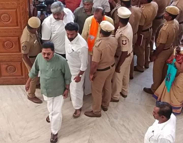 S49571128's tweet photo. #வெற்றியின்_சின்னம்_பிரஷர்குக்கர்
#AMMK *கழக பொதுச்செயலாளர் அண்ணன் திருமிகு.#டிடிவி_தினகரன் அவர்கள் தனது வேட்பு மனுவை தாக்கல் செய்தார்கள்*
#VOTE4COOKER
#TTV_Dhinakaran #AMMK #Pressercooker #NDAalliance #LokSabhaElections2024 https://t.co/WefIloT0fe