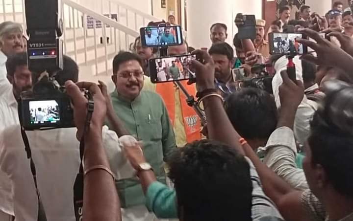 S49571128's tweet photo. #வெற்றியின்_சின்னம்_பிரஷர்குக்கர்
#AMMK *கழக பொதுச்செயலாளர் அண்ணன் திருமிகு.#டிடிவி_தினகரன் அவர்கள் தனது வேட்பு மனுவை தாக்கல் செய்தார்கள்*
#VOTE4COOKER
#TTV_Dhinakaran #AMMK #Pressercooker #NDAalliance #LokSabhaElections2024 https://t.co/WefIloT0fe