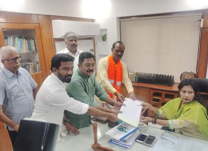 S49571128's tweet photo. #வெற்றியின்_சின்னம்_பிரஷர்குக்கர்
#AMMK *கழக பொதுச்செயலாளர் அண்ணன் திருமிகு.#டிடிவி_தினகரன் அவர்கள் தனது வேட்பு மனுவை தாக்கல் செய்தார்கள்*
#VOTE4COOKER
#TTV_Dhinakaran #AMMK #Pressercooker #NDAalliance #LokSabhaElections2024 https://t.co/WefIloT0fe