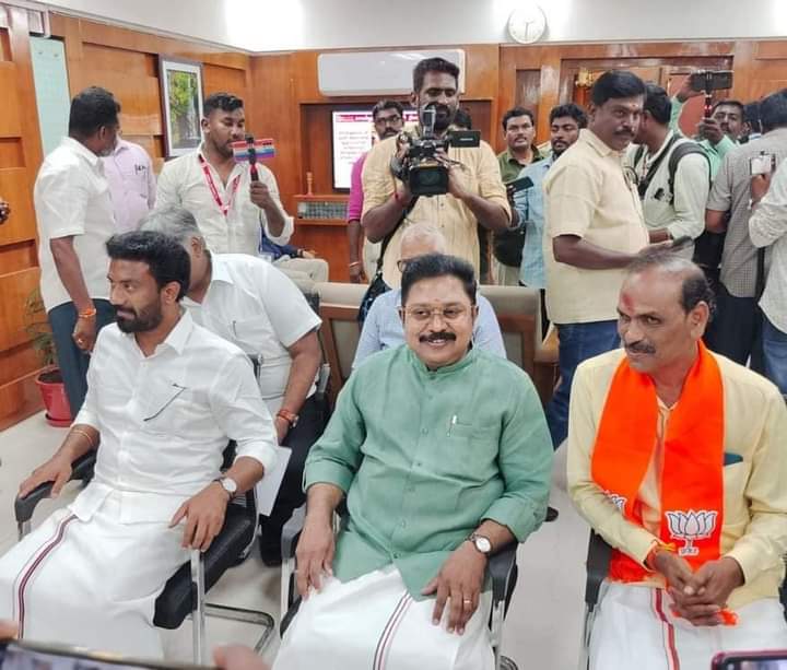 S49571128's tweet photo. #வெற்றியின்_சின்னம்_பிரஷர்குக்கர்
#AMMK *கழக பொதுச்செயலாளர் அண்ணன் திருமிகு.#டிடிவி_தினகரன் அவர்கள் தனது வேட்பு மனுவை தாக்கல் செய்தார்கள்*
#VOTE4COOKER
#TTV_Dhinakaran #AMMK #Pressercooker #NDAalliance #LokSabhaElections2024 https://t.co/WefIloT0fe