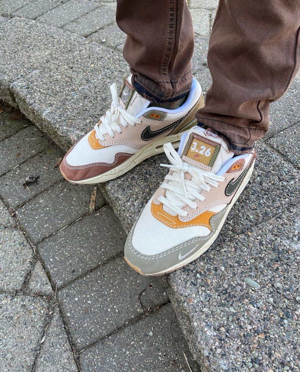 notoriousNRO1's tweet image. Let’s keep the #airmax train rolling! 🚂 Details on this pair are too good 😮‍💨 #wabisabi #am1
#marchMAXness #yoursneakersaredope 
#snkrsliveheatingup #SNKRSKickCheck 
@nikestore @nike 🍜
.
.
.