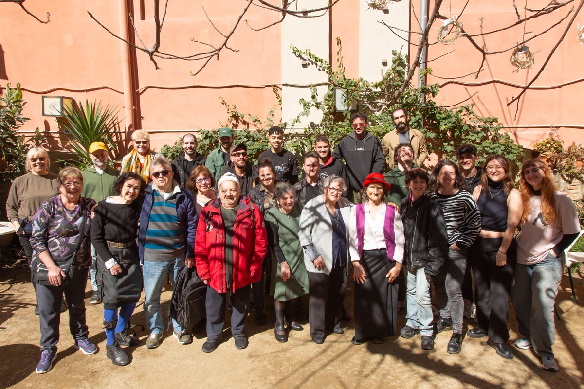 📍Volem celebrar el dia mundial del teatre mostrant-vos qui som l'equip humà que fa possible des de diverses dimensions el projecte de l'Antic. 

 #anticteatre #espaisgraf #grafagenda #performance #teatro #danza #barcelona #bcn #FemCascAntic #ciutatvella