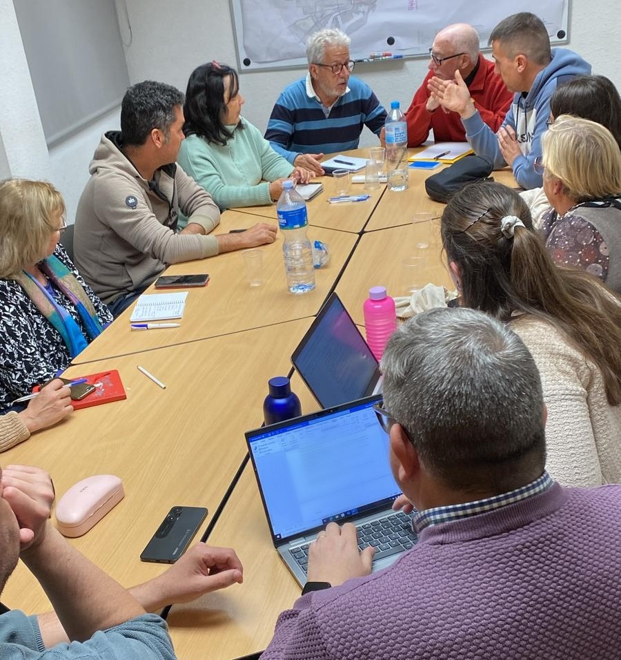 ERCTarragones's tweet photo. 🤝Reunió entre la Secció Comarcal del #Tarragonès i els consellers d'ERC al @CCdelTarragones per teixir estratègies i sinergies per continuar treballant a favor de tota la comarca i per continuar sent útils per millorar la qualitat de vida de la gent. https://t.co/F1TgFV3vDI
