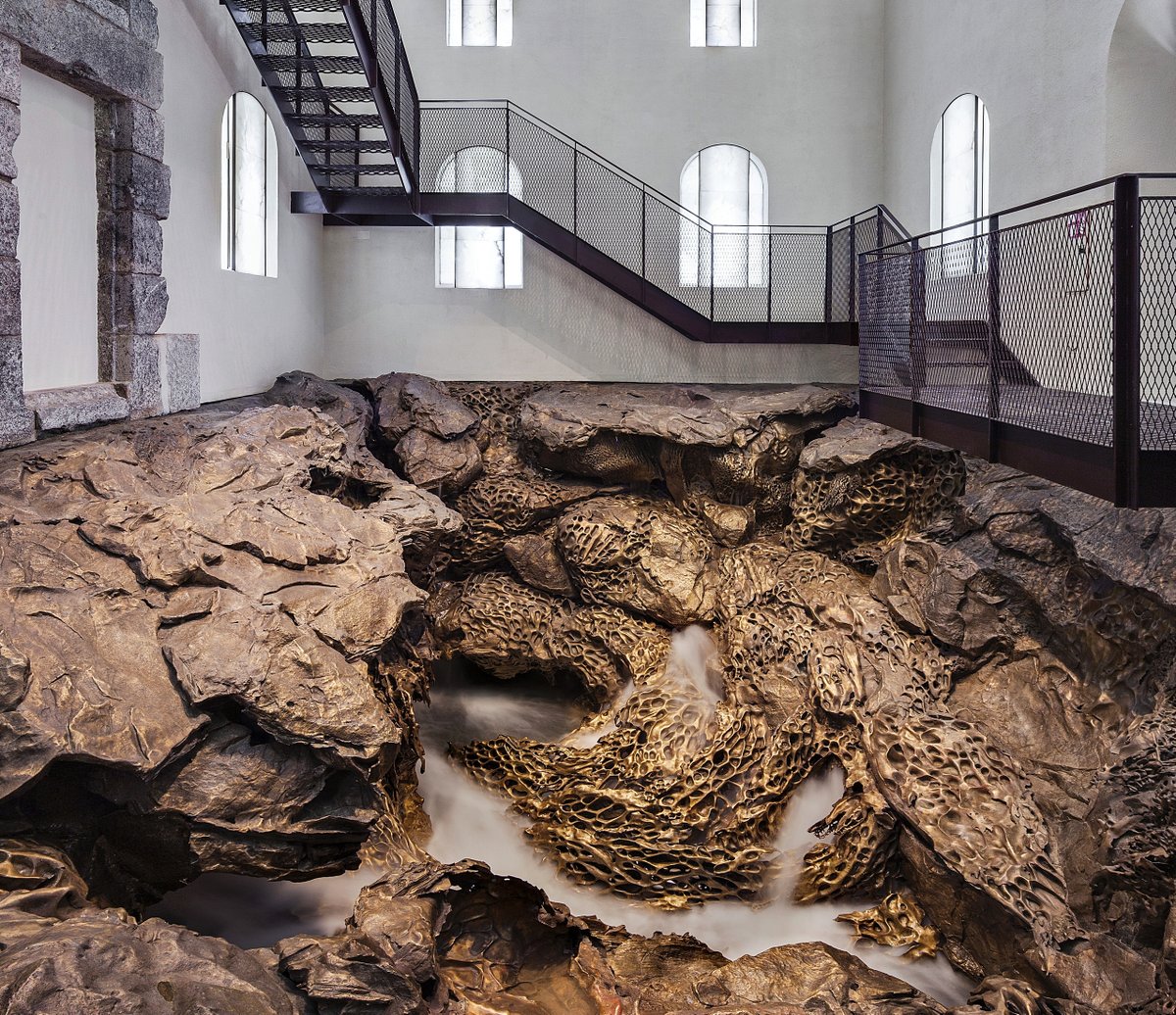 GabiMartinArte's tweet photo. TOP 12 artistas contemporáneos de España:

Artistas vivos y actualmente produciendo que merece la pena conocer (incluso alguno de los que no me gustan) 😉

Cristina Iglesias. 1956 
Reconocida por sus instalaciones y esculturas que fusionan arquitectura, paisaje y materiales naturales como el agua, el metal y la piedra, explorando la relación entre el arte y el entorno.
