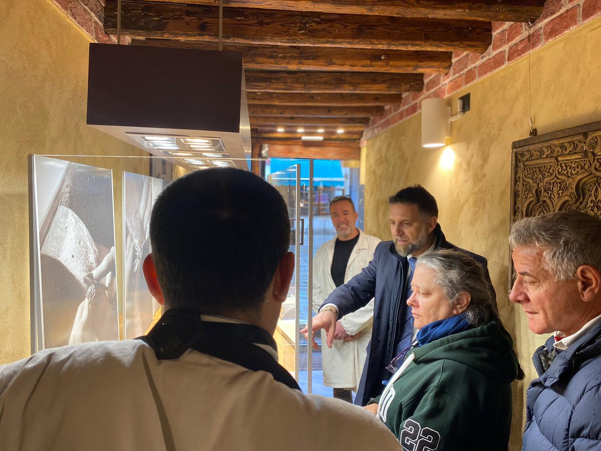 comunevenezia's tweet photo. ✨ Una mattinata dedicata all'#artigianato di #Venezia

💎 L'assessore al Commercio e alle Attività produttive @SebaCostalonga, accompagnato da alcuni consiglieri di municipalità, ha portato i saluti dell'Amministrazione a una storica gioielleria di Campo San Tomà, riaperta dopo un intervento di ristrutturazione

🔍 L'attività si pone come obiettivo il riavvicinamento del pubblico all'arte orafa, anche attraverso l'organizzazione di #workshop in cui è possibile imparare a fondere e lavorare il metallo, arrivando a creare un gioiello personalizzato