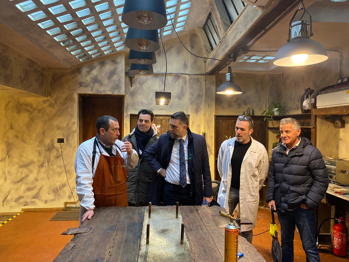 comunevenezia's tweet photo. ✨ Una mattinata dedicata all'#artigianato di #Venezia

💎 L'assessore al Commercio e alle Attività produttive @SebaCostalonga, accompagnato da alcuni consiglieri di municipalità, ha portato i saluti dell'Amministrazione a una storica gioielleria di Campo San Tomà, riaperta dopo un intervento di ristrutturazione

🔍 L'attività si pone come obiettivo il riavvicinamento del pubblico all'arte orafa, anche attraverso l'organizzazione di #workshop in cui è possibile imparare a fondere e lavorare il metallo, arrivando a creare un gioiello personalizzato