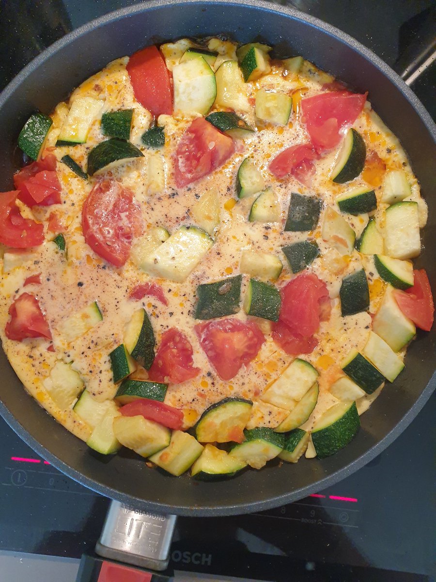 dfpwriter's tweet photo. Late breakfast, light lunch. Low carb; The Battle of the Bulge. Omelette with tomatoes and zucchini braised in olive oil topped with sliced avocado.
#HealthyEating #cookinglight #lowcarb #healthyfood https://t.co/5lXqHn9JiB