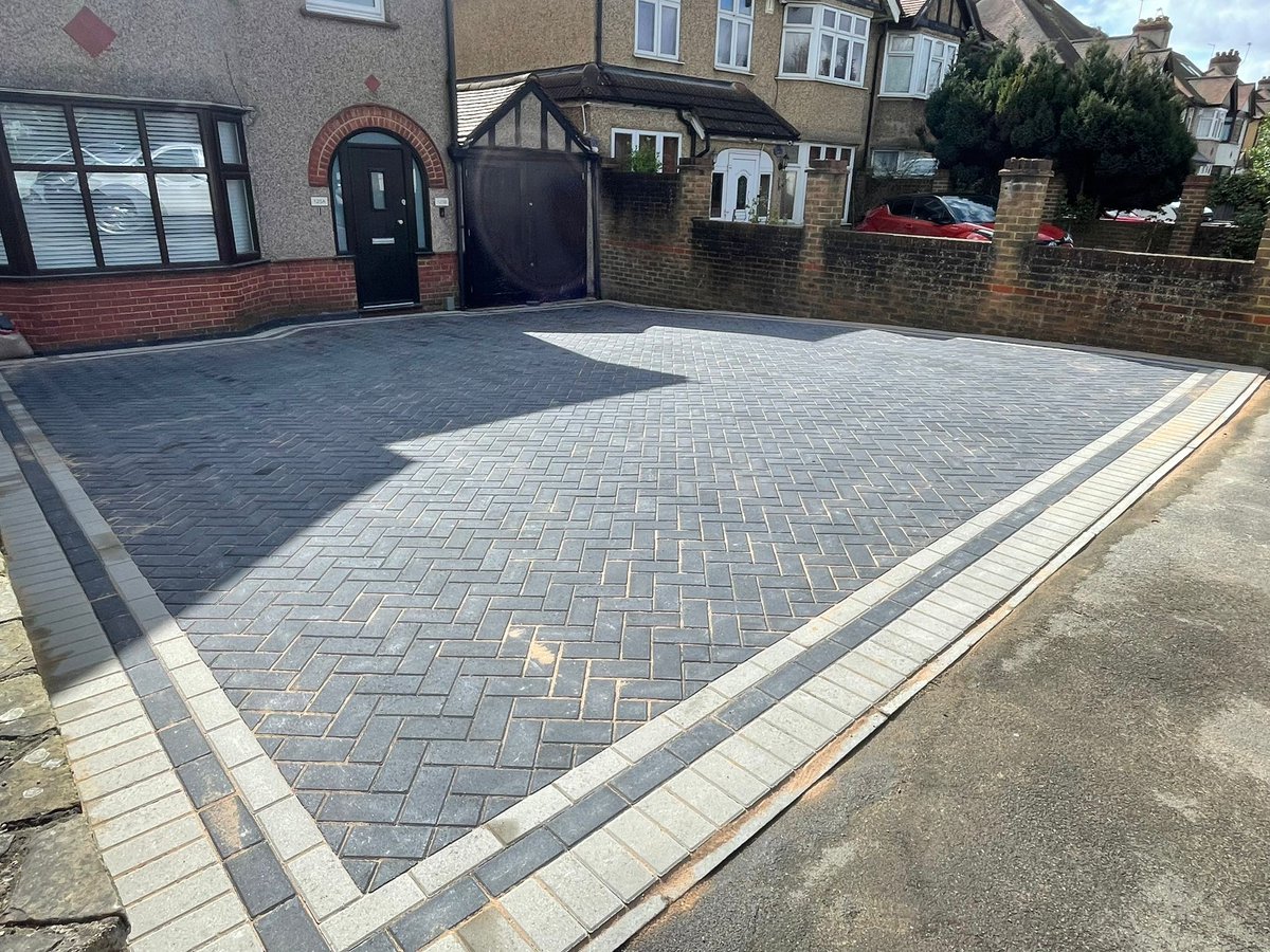 💥 Our latest driveway project in Sussex has 🙌 just been completed. 👉 These images show how a newly paved driveway can ✅ update the look of your property. ☎️ For more information please call us today on 01323 887 678 #gladstonepaving #blockpaving #driveways #patios #sussex