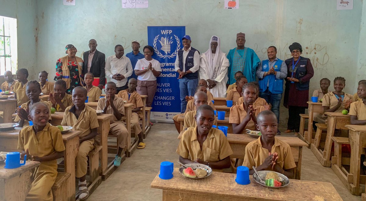 CanadaCameroon's tweet photo. Thank you to the Director, teachers, parents, and cooperatives involved in the home grown school feeding program at #Dimeo public school. 💯 attendance means a ✨future for these amazing students. @Lorraine_Canada @WFP_Cameroon @WorldBankAfrica @DevCanada @diplocam_minrex https://t.co/KRh4gOHyW4