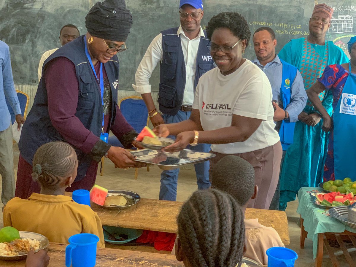 CanadaCameroon's tweet photo. Thank you to the Director, teachers, parents, and cooperatives involved in the home grown school feeding program at #Dimeo public school. 💯 attendance means a ✨future for these amazing students. @Lorraine_Canada @WFP_Cameroon @WorldBankAfrica @DevCanada @diplocam_minrex https://t.co/KRh4gOHyW4