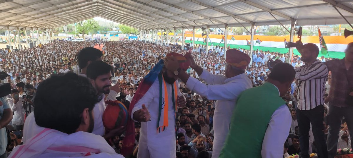 Prashantsahdev7's tweet photo. आज एआईसीसी महासचिव एवं छत्तीसगढ़ प्रभारी आदरणीय श्री सचिन पायलट जी, साथी विधायकों, पूर्व विधायकों की उपस्थिति में जयपुर ग्रामीण से लोकसभा प्रत्याशी श्री अनिल चोपड़ा जी की नामांकन सभा में भाग लिया। आइए एक प्रबल प्रयास करें @AnilChopra_ जी को विजयी बनाने के लिए। https://t.co/NVgA1eEwyL