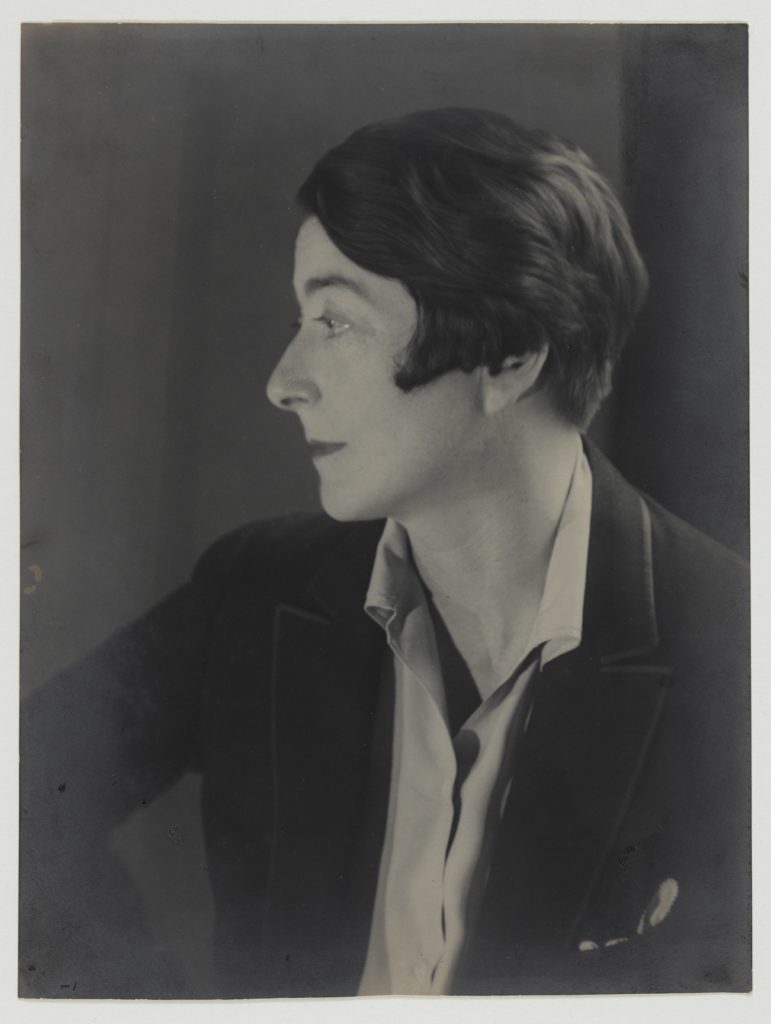 leCMN's tweet photo. Tout est dans le détail 👀
Eileen Gray est avant tout designer. 🪑 Ainsi, dans sa première création architecturale elle imagine un mobilier élégant et astucieux.
C’est l’un des éléments les plus important de la villa E-1027. Avec la vue ! 🌊
#CapModerne https://t.co/GADPzlkerc