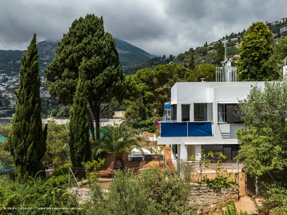 leCMN's tweet photo. Tout est dans le détail 👀
Eileen Gray est avant tout designer. 🪑 Ainsi, dans sa première création architecturale elle imagine un mobilier élégant et astucieux.
C’est l’un des éléments les plus important de la villa E-1027. Avec la vue ! 🌊
#CapModerne https://t.co/GADPzlkerc