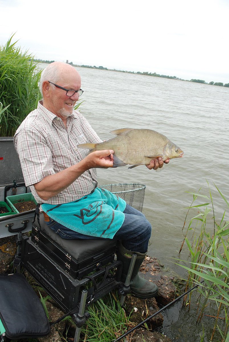 Heerlijke spiegelkarper uit het water getrokken met mijn makker @GerrieVolendam altijd gezellig met jou kerel💪🏼