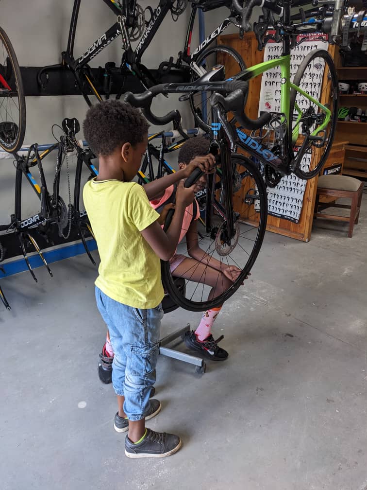 WCC_Musanze's tweet photo. Holidays are here and we host students from Ecole Belge for 'Classes Vertes🌿 They're diving into cycling and mechanic lessons while exploring kinigi village. A wonderful blend of learning and green adventures! 🚲 #EcoleBelge #ClassesVertes #GreenEducation"@visitrwanda_now https://t.co/oZnyZz9XTW
