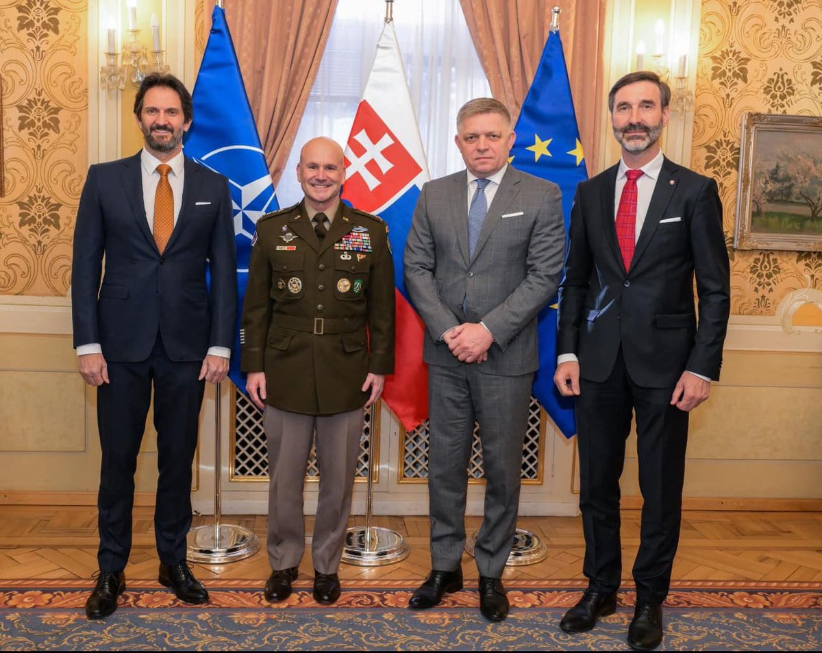 Americká ambasáda zverejnila fotky zo stretnutia Roberta Fica s americkým generálom Christopherom Cavolim, vrchným veliteľom síl NATO v Európe. 

Podľa úradu vlády sa s Cavolim rozprávali o Ukrajine a o posilnení protivzdušnej obrany Slovenska.