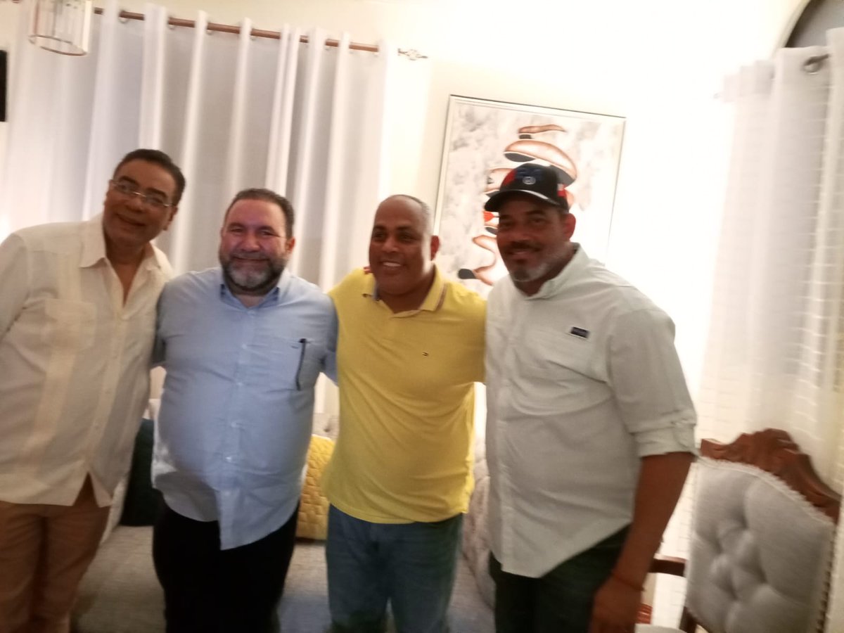 Anoche en mi humilde hogar recibí la visita de nuestro senador de lujo @RogelioGenao acompañado de nuestro diputado eterno @ReyesAridio y mi amigo serio e íntegro @vladiviloria y todos los dirigentes de la zona sur de la Vega, gracias por su grata compañia y @luisabinader sigue