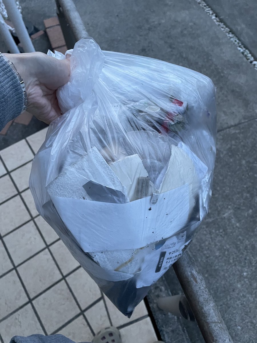 今日は夕方、駅前で53拾い

最近買っためがねが調光レンズというやつで、
紫外線に反応して透明 → サングラスになる

サングラス😎
ヘッドホンで🎧
夢中に53拾ってる姿は🚶
「なかなか話しかけにくそうな見た目」と夫評🤣

そう、それがいいのです
