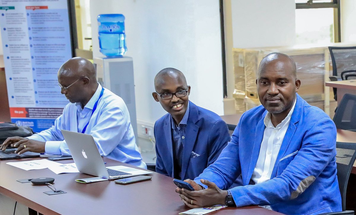 WhoBurundi's tweet photo. Réuni ce 27/03, le #GPFS s’est penché sur un projet de formation des personnels de #santé en urgences sanitaires. Il a été aussi question des résultats préliminaires des #CNPS, ceux de l’évaluation harmonisée des établissements sanitaires et de la situation épidémiologique au🇧🇮 https://t.co/fR9D5iY4WQ
