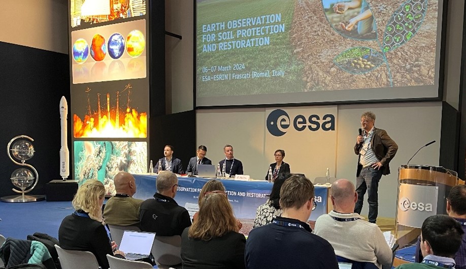 🌱We are taking another step to improve the current status-quo of the soil organic carbon dataset as our #EO colleague made his way to Rome to attend the @esa Symposium on Earth Observation for Soil Protection and Restoration. Read more 👇🏼 geo-ldn.org/blog/geo-ldn-a… #SDG15 #LDN