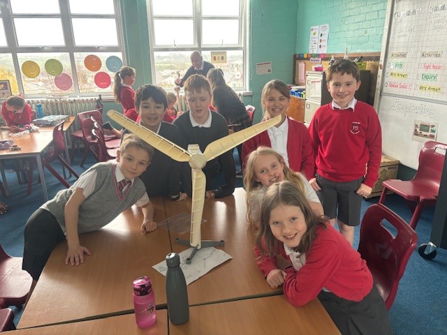Carolside_PS's tweet photo. Primary 5c also enjoyed the workshop run by David and his colleague Russell. They really enjoyed working as a team to build a wind turbine and test it. The visit also generated lots of good discussions about renewable energy!🌬️👏 @ERC_STEM #CPSSTEAM https://t.co/JFMYMoQMKl