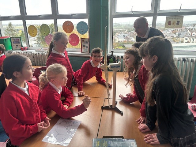 Carolside_PS's tweet photo. Primary 5c also enjoyed the workshop run by David and his colleague Russell. They really enjoyed working as a team to build a wind turbine and test it. The visit also generated lots of good discussions about renewable energy!🌬️👏 @ERC_STEM #CPSSTEAM https://t.co/JFMYMoQMKl