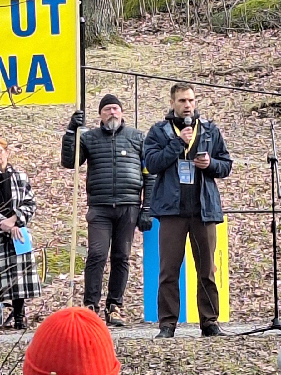 Alla i #Ukraina känner någon som har dödats eller skadats - starkt vittnesmål från läkaren Jonas Zimmerman, Operation Change, nyss hemkommen från östfronten. Manifestation nr 90 mot Putins krig i dag. #svpolitik