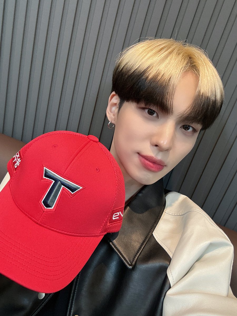 CIX_twt's tweet photo. 넘넘 행복했슴다💙 오늘 경기도 끝까지 화이티잉!!!!!!!!!👊👊

#CIX #FIX #BX #이병곤 #병곤 #평픽사💙 #기아타이거즈 https://t.co/WccTjPMASc