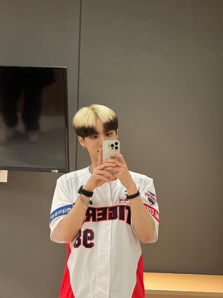 CIX_twt's tweet photo. 넘넘 행복했슴다💙 오늘 경기도 끝까지 화이티잉!!!!!!!!!👊👊

#CIX #FIX #BX #이병곤 #병곤 #평픽사💙 #기아타이거즈 https://t.co/WccTjPMASc