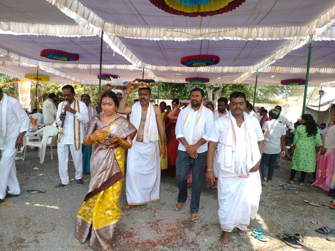 LaxmanReddyPin1's tweet photo. పెద్దపల్లి నియోజకవర్గంలోని జూలపల్లి (మం) కుమ్మరికుంట గ్రామంలో నూతనంగా నిర్మించిన శ్రీ.శ్రీ.శ్రీ. సీతా రామచంద్ర స్వామి దేవాలయ విగ్రహ ప్రతిష్టాపన కార్యక్రమానికి నిర్వాహకుల ఆహ్వానం మేరకు హాజరై ప్రత్యేక పూజలు చేసిన #నల్ల @nmreddy06 @BRSparty @TSwithKCR @KTRBRS https://t.co/j2DiXfDkCG