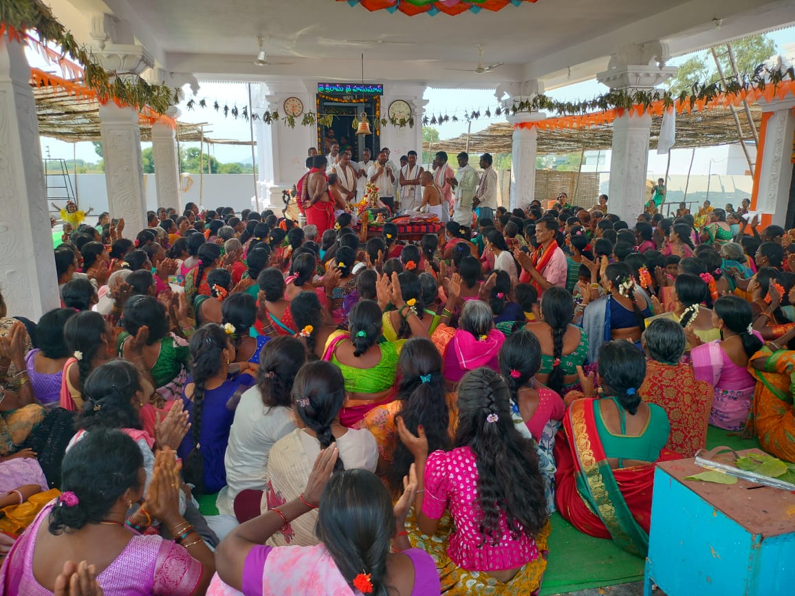 LaxmanReddyPin1's tweet photo. పెద్దపల్లి నియోజకవర్గంలోని జూలపల్లి (మం) కుమ్మరికుంట గ్రామంలో నూతనంగా నిర్మించిన శ్రీ.శ్రీ.శ్రీ. సీతా రామచంద్ర స్వామి దేవాలయ విగ్రహ ప్రతిష్టాపన కార్యక్రమానికి నిర్వాహకుల ఆహ్వానం మేరకు హాజరై ప్రత్యేక పూజలు చేసిన #నల్ల @nmreddy06 @BRSparty @TSwithKCR @KTRBRS https://t.co/j2DiXfDkCG