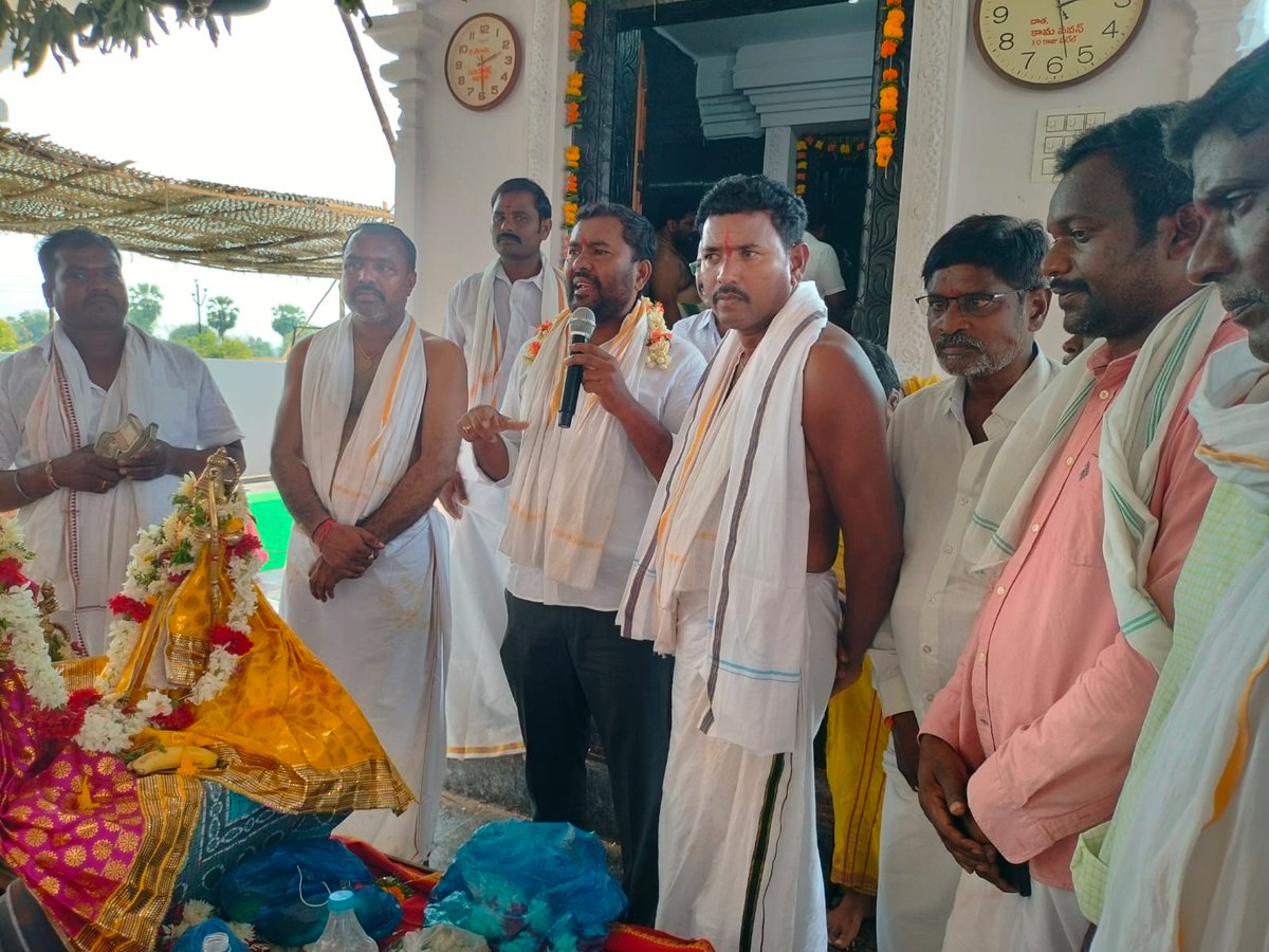LaxmanReddyPin1's tweet photo. పెద్దపల్లి నియోజకవర్గంలోని జూలపల్లి (మం) కుమ్మరికుంట గ్రామంలో నూతనంగా నిర్మించిన శ్రీ.శ్రీ.శ్రీ. సీతా రామచంద్ర స్వామి దేవాలయ విగ్రహ ప్రతిష్టాపన కార్యక్రమానికి నిర్వాహకుల ఆహ్వానం మేరకు హాజరై ప్రత్యేక పూజలు చేసిన #నల్ల @nmreddy06 @BRSparty @TSwithKCR @KTRBRS https://t.co/j2DiXfDkCG