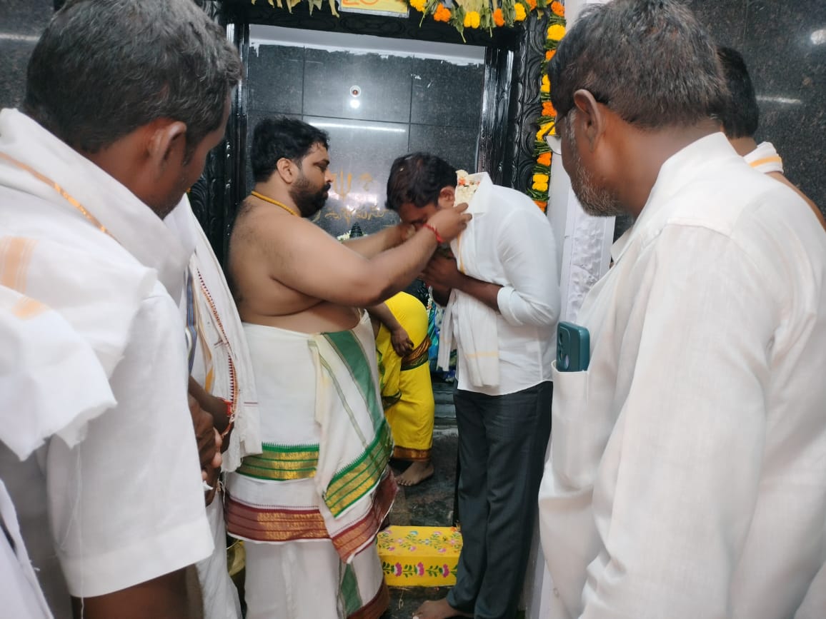 LaxmanReddyPin1's tweet photo. పెద్దపల్లి నియోజకవర్గంలోని జూలపల్లి (మం) కుమ్మరికుంట గ్రామంలో నూతనంగా నిర్మించిన శ్రీ.శ్రీ.శ్రీ. సీతా రామచంద్ర స్వామి దేవాలయ విగ్రహ ప్రతిష్టాపన కార్యక్రమానికి నిర్వాహకుల ఆహ్వానం మేరకు హాజరై ప్రత్యేక పూజలు చేసిన #నల్ల @nmreddy06 @BRSparty @TSwithKCR @KTRBRS https://t.co/j2DiXfDkCG