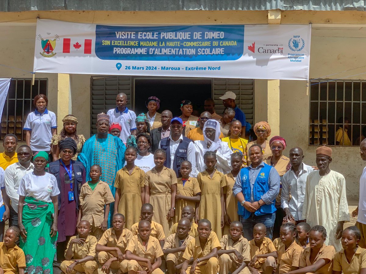 CanadaCameroun's tweet photo. Merci au directeur, aux enseignants, aux parents et aux coopératives impliqués dans le programme d'alimentation scolaire à domicile à l'école publique de #Dimeo. 💯 d'assiduité signifie un futur ✨pour ces élèves extraordinaires. @Lorraine_Canada
@WFP_Cameroon @diplocam_minrex https://t.co/HNjq3kTHZl